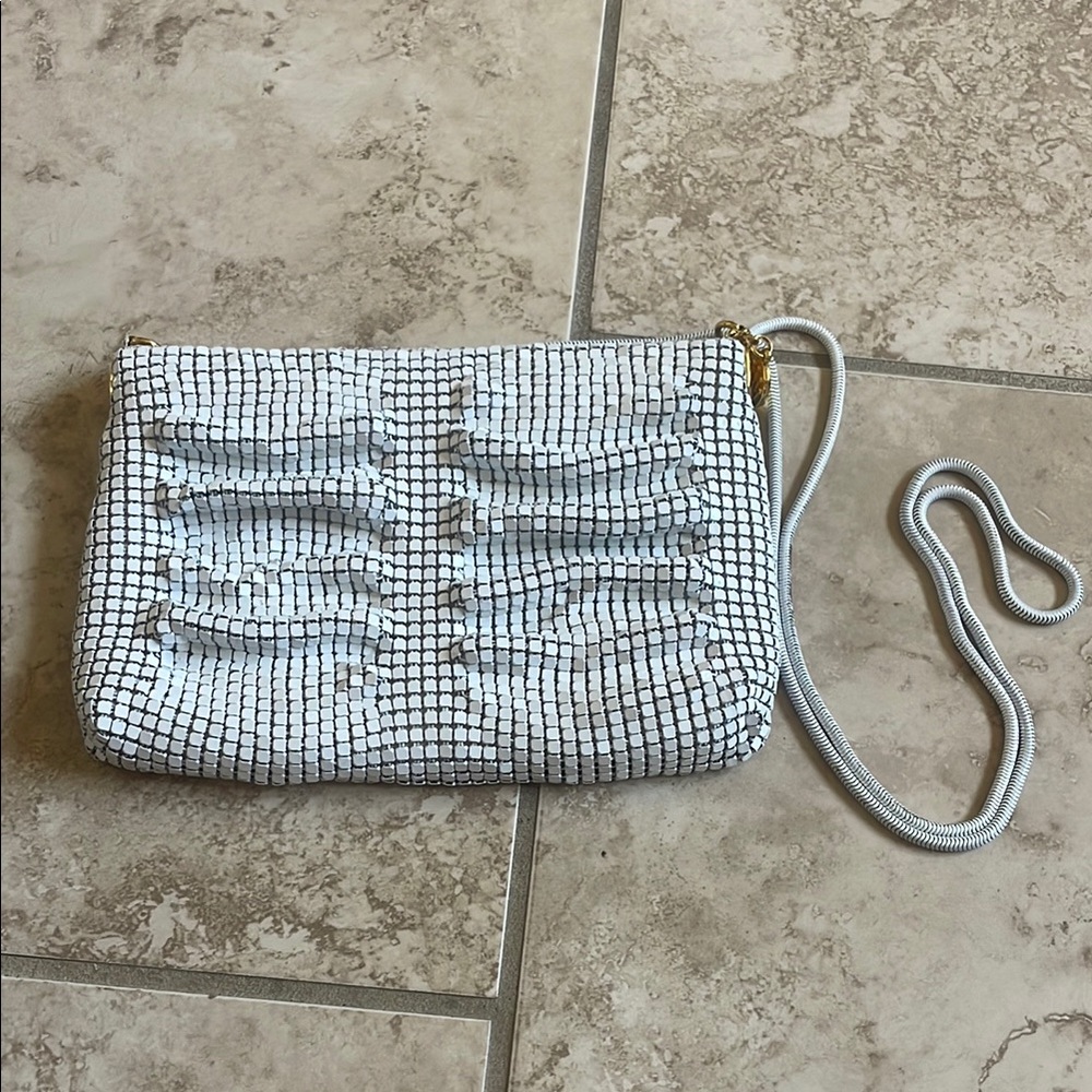 La regale vintage white chain mail crossbody